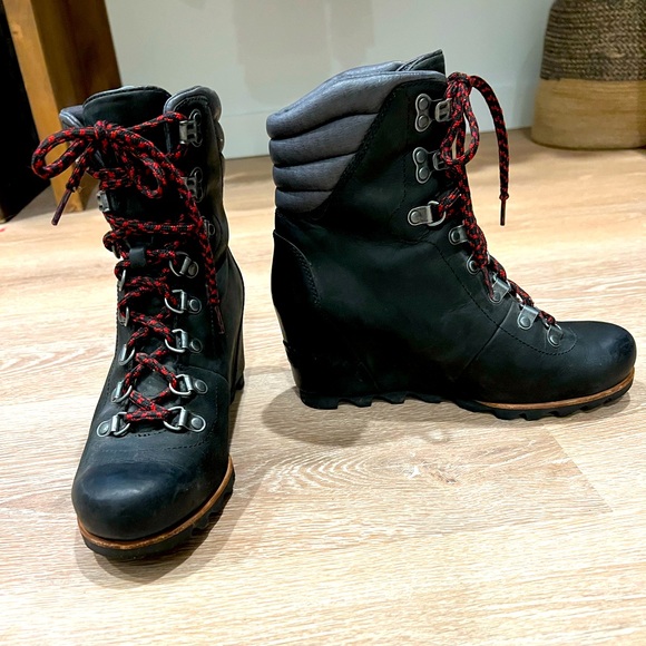 Women’s Sorel Conquest Wedge Boots, size 7.5, in excellent condition. - Picture 1 of 2